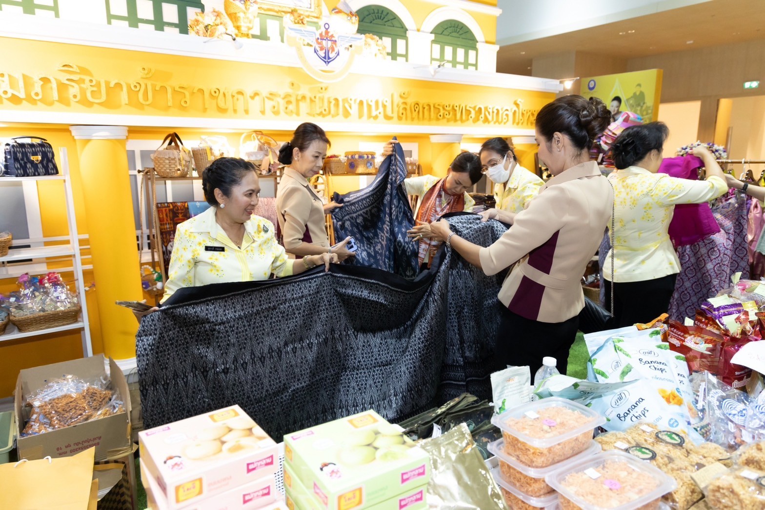 ๐๓๙ สมาคมภริยาข้าราชการสำนักงานปลัดกระทรวงกลาโหม ร่วมออกร้านจำหน่ายสินค้าและผลิตภัณฑ์ งานเพื่อนพึ่ง(ภาฯ) ประจำปี ๒๕๖๖ (ภาพบรรยากาศการออกร้านฯ ชุดที่ ๑)