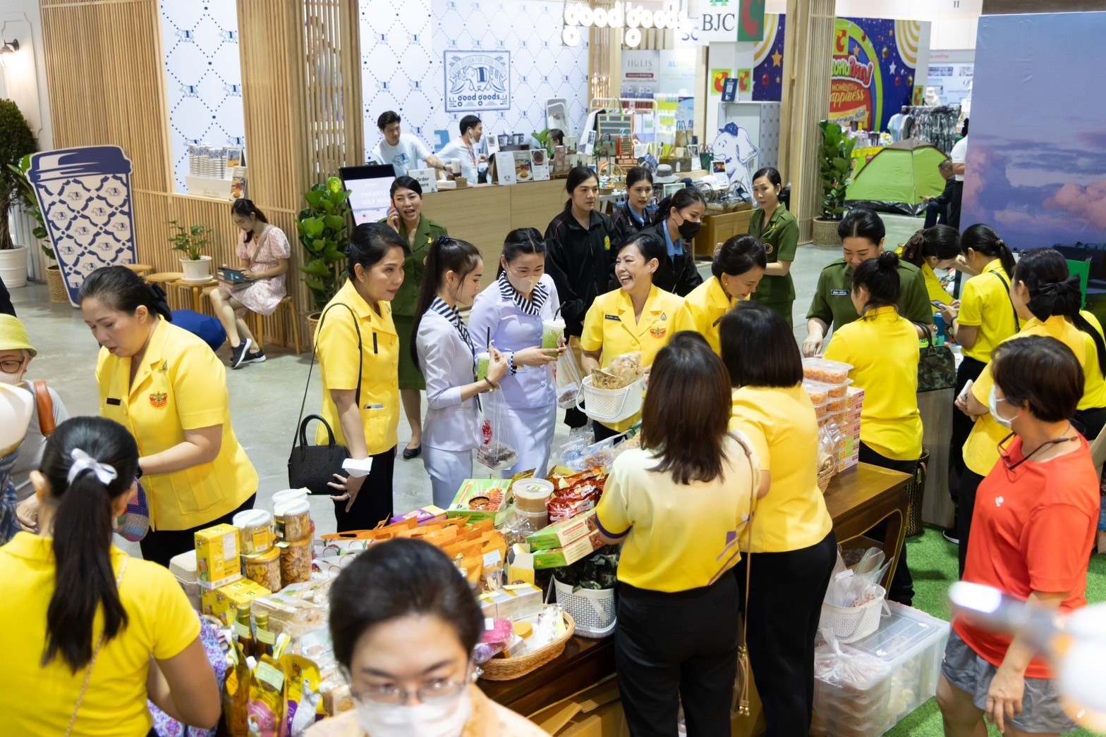 ๐๓๙ สมาคมภริยาข้าราชการสำนักงานปลัดกระทรวงกลาโหม ร่วมออกร้านจำหน่ายสินค้าและผลิตภัณฑ์ งานเพื่อนพึ่ง(ภาฯ) ประจำปี ๒๕๖๖ (ภาพบรรยากาศการออกร้านฯ ชุดที่ ๑)