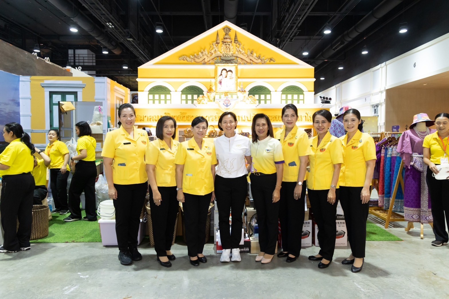 ๐๓๙ สมาคมภริยาข้าราชการสำนักงานปลัดกระทรวงกลาโหม ร่วมออกร้านจำหน่ายสินค้าและผลิตภัณฑ์ งานเพื่อนพึ่ง(ภาฯ) ประจำปี ๒๕๖๖ (ภาพบรรยากาศการออกร้านฯ ชุดที่ ๑)