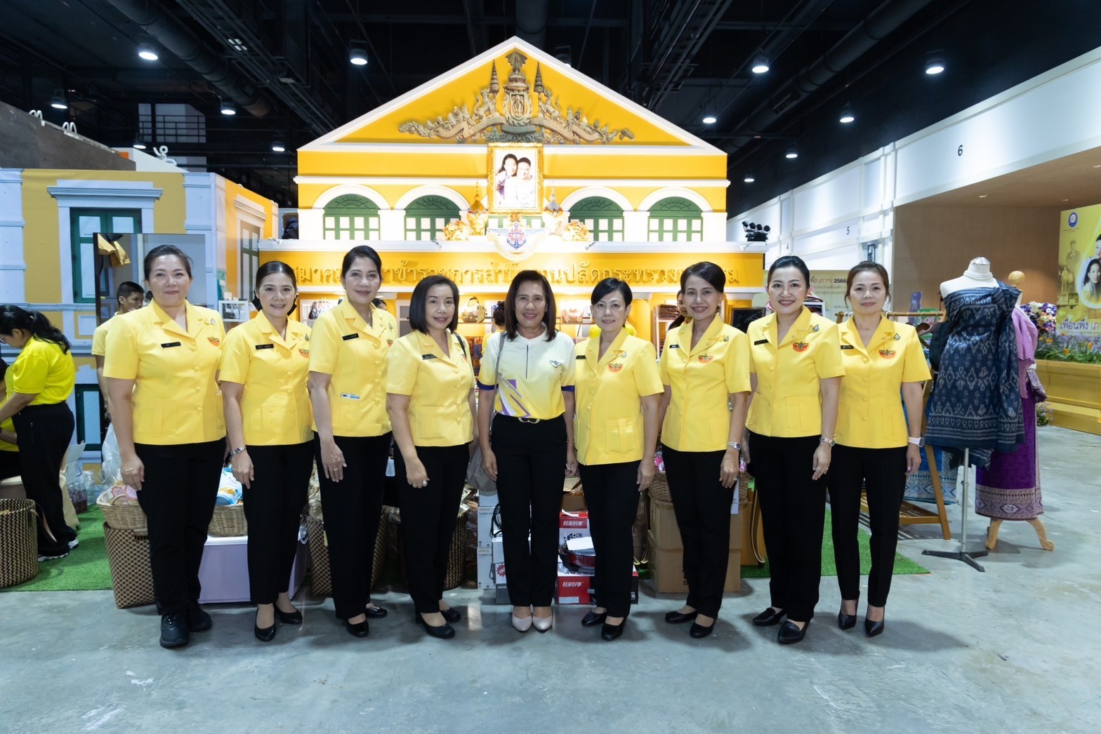 ๐๓๙ สมาคมภริยาข้าราชการสำนักงานปลัดกระทรวงกลาโหม ร่วมออกร้านจำหน่ายสินค้าและผลิตภัณฑ์ งานเพื่อนพึ่ง(ภาฯ) ประจำปี ๒๕๖๖ (ภาพบรรยากาศการออกร้านฯ ชุดที่ ๑)