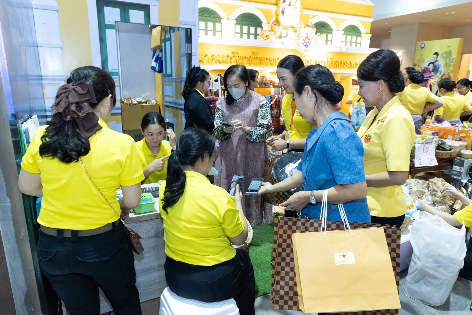 ๐๓๙ สมาคมภริยาข้าราชการสำนักงานปลัดกระทรวงกลาโหม ร่วมออกร้านจำหน่ายสินค้าและผลิตภัณฑ์ งานเพื่อนพึ่ง(ภาฯ) ประจำปี ๒๕๖๖ (ภาพบรรยากาศการออกร้านฯ ชุดที่ ๑)