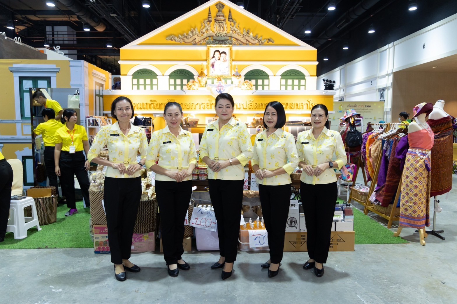 ๐๓๙ สมาคมภริยาข้าราชการสำนักงานปลัดกระทรวงกลาโหม ร่วมออกร้านจำหน่ายสินค้าและผลิตภัณฑ์ งานเพื่อนพึ่ง(ภาฯ) ประจำปี ๒๕๖๖ (ภาพบรรยากาศการออกร้านฯ ชุดที่ ๑)