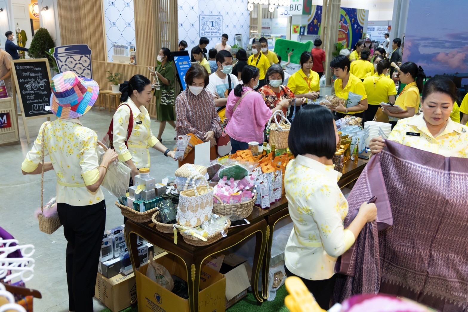 ๐๓๙ สมาคมภริยาข้าราชการสำนักงานปลัดกระทรวงกลาโหม ร่วมออกร้านจำหน่ายสินค้าและผลิตภัณฑ์ งานเพื่อนพึ่ง(ภาฯ) ประจำปี ๒๕๖๖ (ภาพบรรยากาศการออกร้านฯ ชุดที่ ๑)