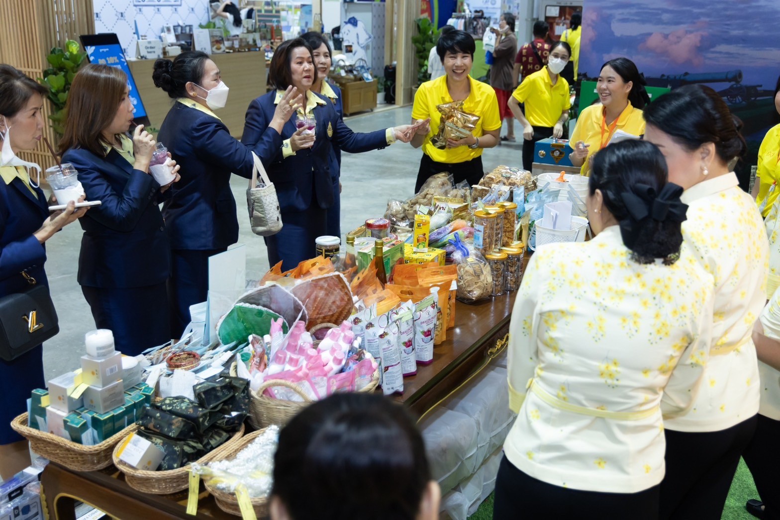 ๐๓๙ สมาคมภริยาข้าราชการสำนักงานปลัดกระทรวงกลาโหม ร่วมออกร้านจำหน่ายสินค้าและผลิตภัณฑ์ งานเพื่อนพึ่ง(ภาฯ) ประจำปี ๒๕๖๖ (ภาพบรรยากาศการออกร้านฯ ชุดที่ ๑)