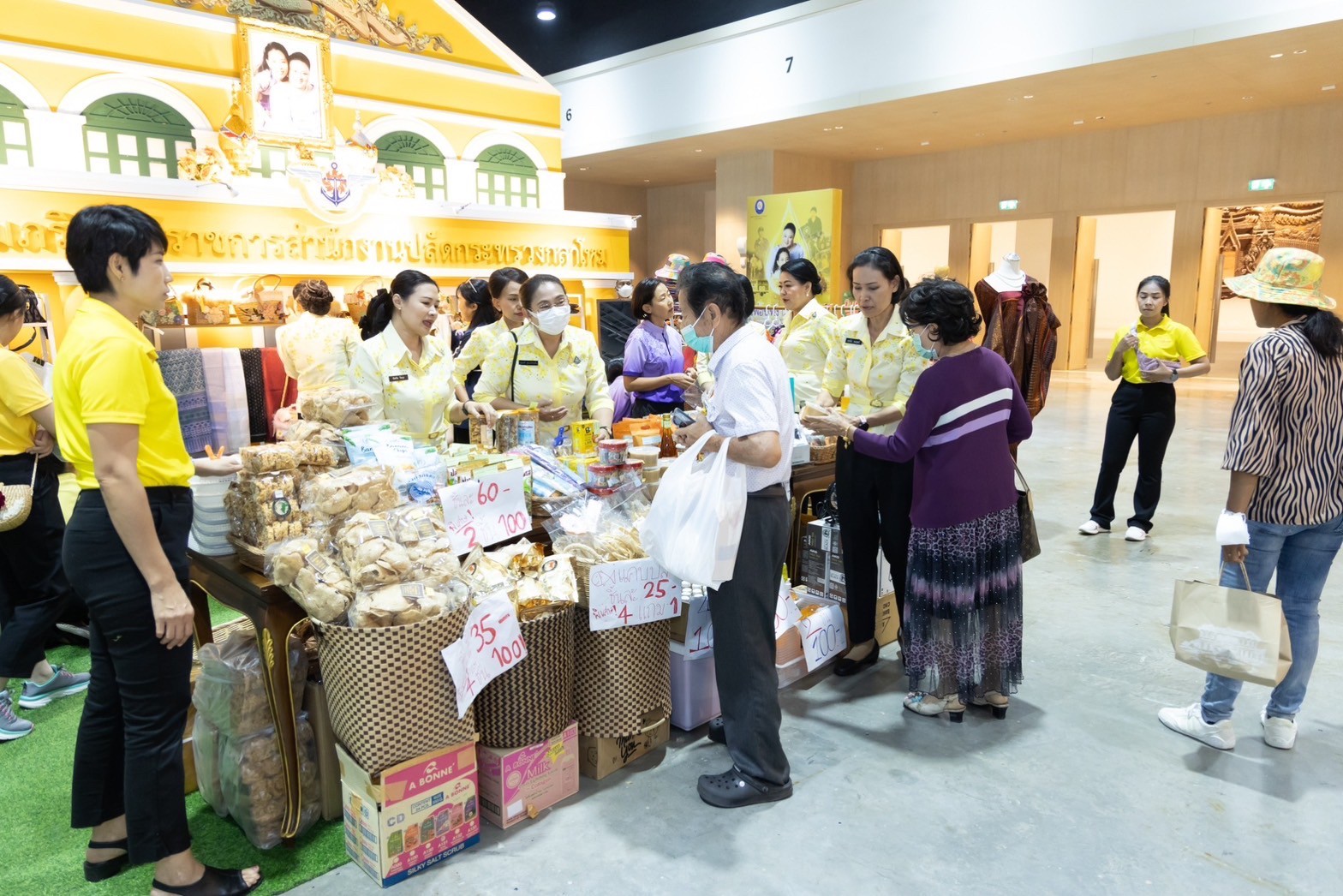 ๐๓๙ สมาคมภริยาข้าราชการสำนักงานปลัดกระทรวงกลาโหม ร่วมออกร้านจำหน่ายสินค้าและผลิตภัณฑ์ งานเพื่อนพึ่ง(ภาฯ) ประจำปี ๒๕๖๖ (ภาพบรรยากาศการออกร้านฯ ชุดที่ ๑)