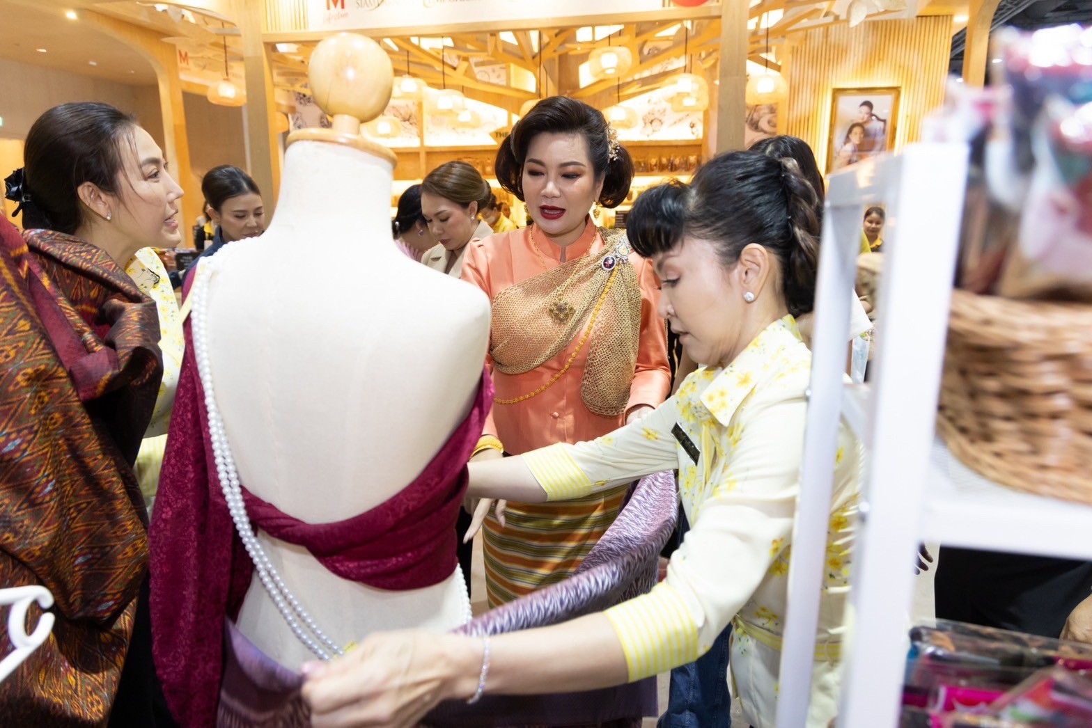 ๐๓๙ สมาคมภริยาข้าราชการสำนักงานปลัดกระทรวงกลาโหม ร่วมออกร้านจำหน่ายสินค้าและผลิตภัณฑ์ งานเพื่อนพึ่ง(ภาฯ) ประจำปี ๒๕๖๖ (ภาพบรรยากาศการออกร้านฯ ชุดที่ ๑)