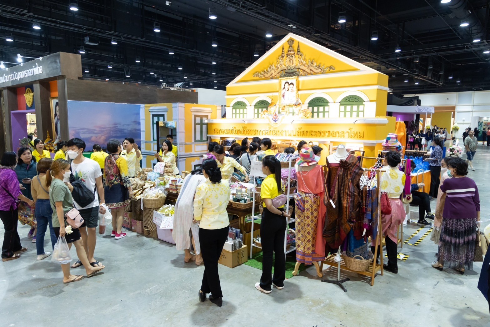 ๐๓๙ สมาคมภริยาข้าราชการสำนักงานปลัดกระทรวงกลาโหม ร่วมออกร้านจำหน่ายสินค้าและผลิตภัณฑ์ งานเพื่อนพึ่ง(ภาฯ) ประจำปี ๒๕๖๖ (ภาพบรรยากาศการออกร้านฯ ชุดที่ ๑)