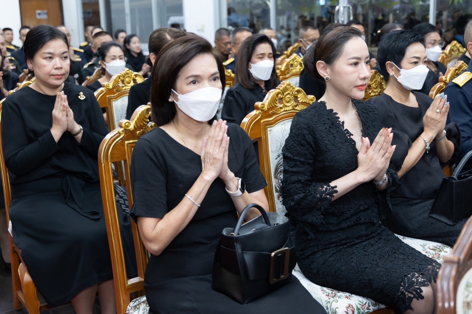 ๐๓๑ สมาคมภริยาข้าราชการสำนักงานปลัดกระทรวงกลาโหม ร่วมพิธีบำเพ็ญกุศลสวดพระอภิธรรม คุณแม่สายใจ เมตะนันท์ มารดา พลอากาศเอก ธนศักดิ์เมตะนันท์ รองปลัดกระทรวงกลาโหม (๔ ธ.ค.๖๖)