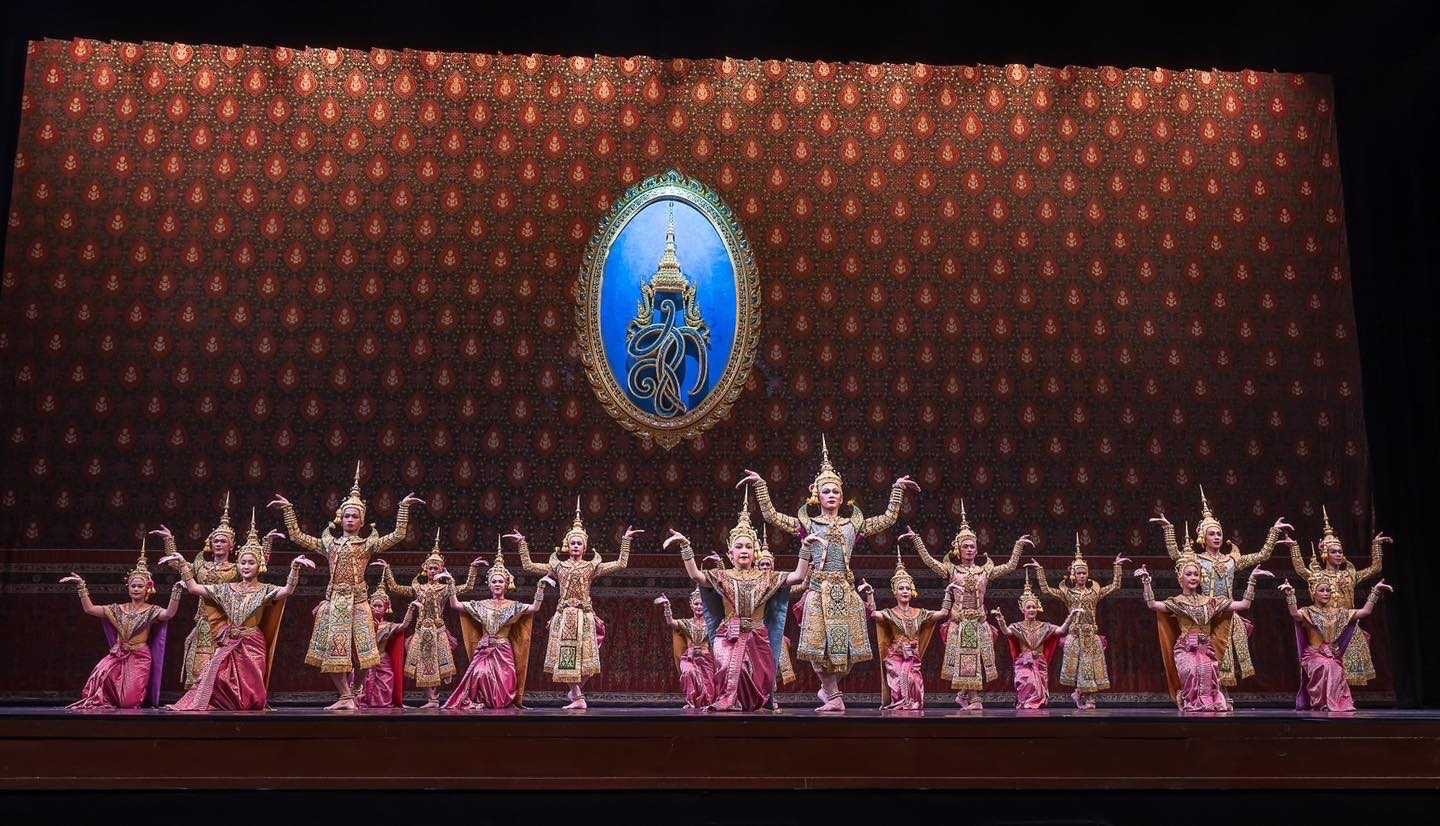 ๐๑๖ ปล.กห. และนายก สคภ.สป. เฝ้าทูลละอองธุลีพระบาท พระบาทสมเด็จพระเจ้าอยู่หัว และสมเด็จพระนางเจ้าฯ พระบรมราชินี เสด็จพระราชดำเนิน ไปทอดพระเนตรการแสดงโขน ตอน กุมภกรรณทดน้ำ