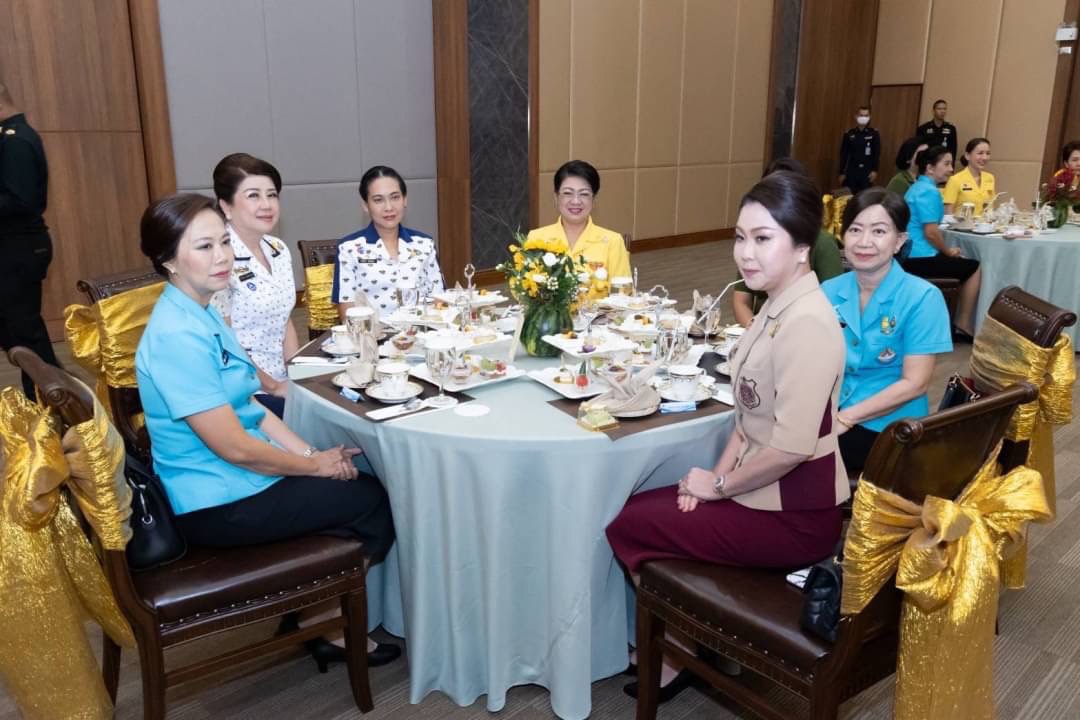 ๐๑๐ นายกสมาคมภริยา ข้าราชการสำนักงานปลัดกระทรวงกลาโหม พร้อมด้วยอุปนายกสมาคมฯ ให้การต้อนรับ นายกสมาคมแม่บ้านเหล่าทัพ