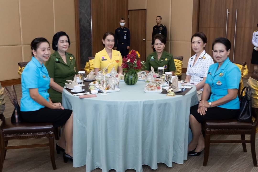 ๐๑๐ นายกสมาคมภริยา ข้าราชการสำนักงานปลัดกระทรวงกลาโหม พร้อมด้วยอุปนายกสมาคมฯ ให้การต้อนรับ นายกสมาคมแม่บ้านเหล่าทัพ