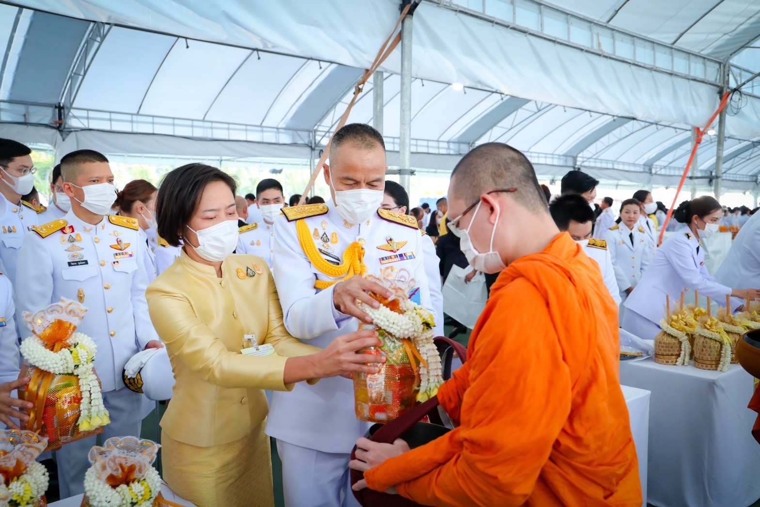 ๐๕ ปล.กห. และนายกสมาคมฯ ร่วมพิธีทำบุญตักบาตร เนื่องในวันนวมินทรมหาราช