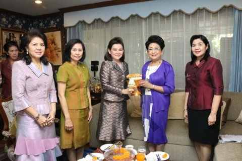 030 นายกสมาคมภริยาฯ เข้าเยี่ยมคารวะและขอรับพรจาก คุณศศิณี ภัททิยกุล อดีตนายกสมาคมภริยาฯ ในโอกาสเ...