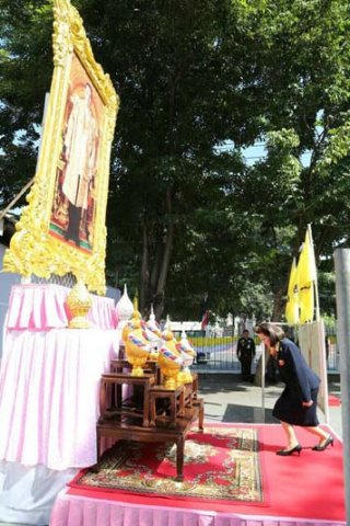 037 นายกสมาคมภริยาฯ พร้อมทั้งอุปนายกสมาคมฯและสมาชิก ร่วมกิจกรรมเฉลิมพระเกียรติ พระบาทสมเด็จพระเจ้...