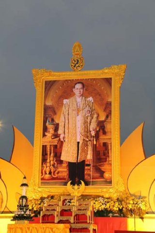 040 ปลัดกระทรวงกลาโหม และ นายกสมาคมภริยาฯ ถวายราชสดุดีเฉลิมพระเกียรติและจุดเทียนชัย ถวายพระพรชัยม...
