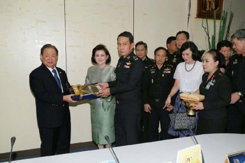 053 ปลัดกระทรวงกลาโหม พร้อมด้วย นายกสมาคมภริยาข้าราชการสำนักงานปลัดกระทรวงกลาโหม นำข้าราชการชั้นผ...