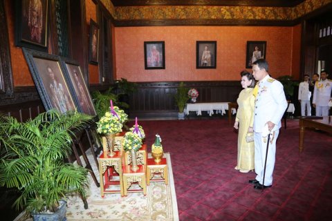 054 ปลัดกระทรวงกลาโหม และ นายกสมาคมภริยาฯลงนามถวายพระพรฯ เนื่องในโอกาสวันขึ้นปีใหม่ วันที่ ๑ มกรา...