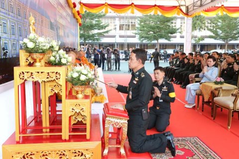055 ปลัดกระทรวงกลาโหม พร้อมด้วย นายกสมาคมภริยาฯ เป็นประธานพิธีทำบุญตักบาตรเนื่องในเทศกาลขึ้นปีใหม่