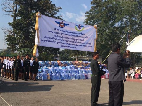 063 ปลัดกระทรวงกลาโหม และนายกสมาคมภริยาฯ พร้อมคณะ เป็นประธานในพิธีมอบผ้าห่ม (๖๐๐ผืน) ให้กับ...