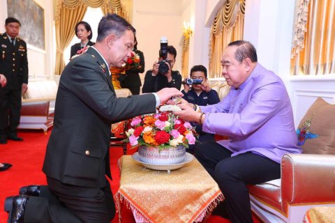 091 ปลัดกระทรวงกลาโหม และนายกสมาคมภริยาฯ เข้ารดน้ำขอพร พลเอก ประวิตร วงษ์สุวรรณ เนื่องในโอกาสวัน...