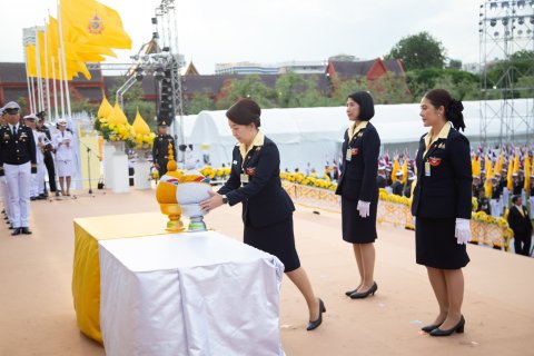 ๐๙๓ พิธีถวายเครื่องราชสักการะ วางพานพุ่มและจุดเทียนถวายพระพรชัยมงคล เนื่องในโอกาสมหามงคลเฉลิมพระช...