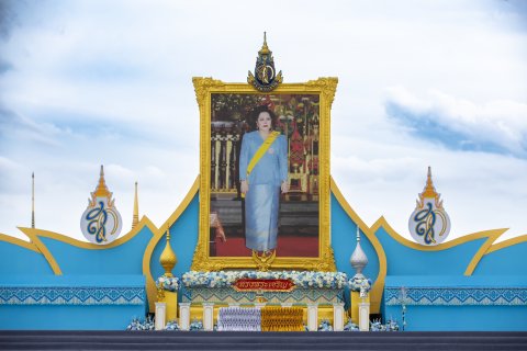 ๑๐๕ พิธีถวายเครื่องราชสักการะ วางพานพุ่มและจุดเทียนถวายพระพรชัยมงคล เนื่องในโอกาสวันเฉลิมพระชนมพร...