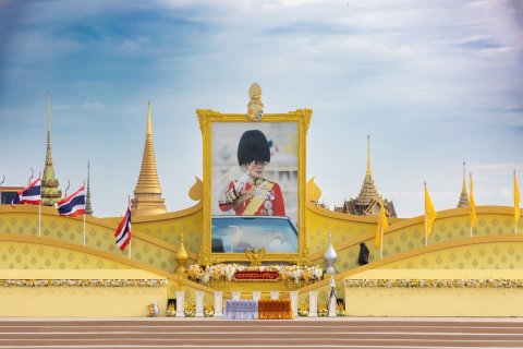 ๙๖ พิธีถวายเครื่องราชสักการะ วางพานพุ่ม และจุดเทียนถวายพระพรชัยมงคล เนื่องในโอกาสวันเฉลิมพระชนมพร...