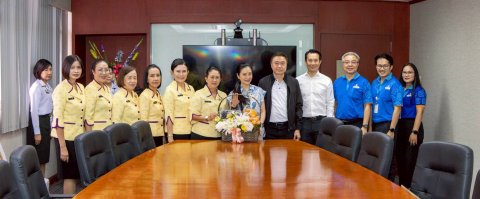 ๔๙ คณะทำงานโครงการสายใยรักษ์ เพื่อคนพิเศษ เข้าพบผู้บริหารบริษัทที่ให้การสนับสนุนการดำเนินงานโครงก...