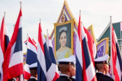 ๗๐ พิธีถวายเครื่องราชสักการะ วางพานพุ่ม และจุดเทียนถวายพระพรชัยมงคล เนื่องในโอกาสมหามงคลเฉลิมพระช...