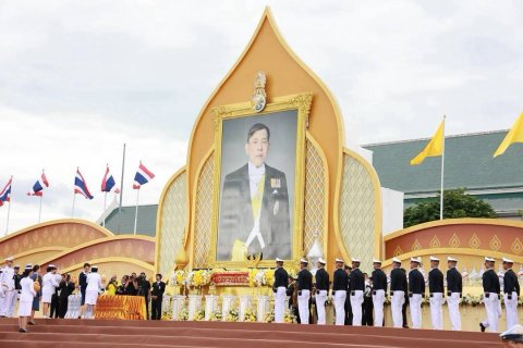 ๙๗ พิธีถวายเครื่องราชสักการะ วางพานพุ่ม และจุดเทียนถวายพระพรชัยมงคล เนื่องในโอกาสวันเฉลิมพระชนมพร...
