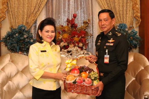 006 พลโท นภนต์ สร้างสมวงษ์ ผู้อำนวยการศูนย์อำนวยการสร้างอาวุธ เข้าแสดงความยินดีกับ นายกสมาคมภริ...