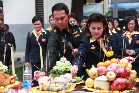 009 ปลัดกระทรวงกลาโหม และ นายกสมาคมภริยาฯ เป็นประธานในพิธีสักการะสิ่งศักดิ์สิทธิ์ ณ ที่ทำการสมาคม...