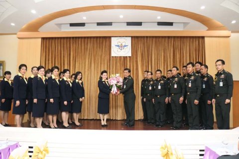 010 นายกสมาคมภริยาฯ นำคณะกรรมการสมาคมฯ ร่วมแสดงความยินดีกับเจ้ากรมการพลังงานทหาร เนื่องในวันคล้า...