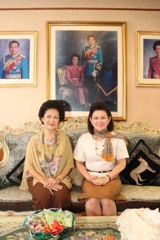 015 นายกสมาคมภริยาฯ เข้าเยี่ยมคารวะและขอรับพรจาก คุณหญิงกรกช มีเพียร อดีตนายกสมาคมภริยาฯ ในโอกา...