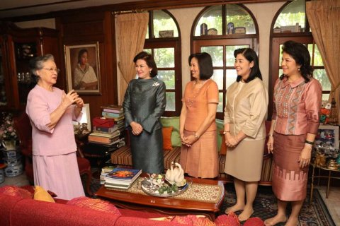 017 นายกสมาคมภริยาฯ พร้อมคณะกรรมการฯ เข้าเยี่ยมคารวะ และขอรับพรจาก คุณหญิงสรัสนันท์ เรืองตระกูล...