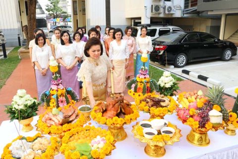 029 นายกสมาคมภริยาฯ นำคณะกรรมการสมาคมฯ ถวายสักการะสิ่งศักดิ์สิทธิ์ เนื่องในวันสถาปนาสมาคมฯ