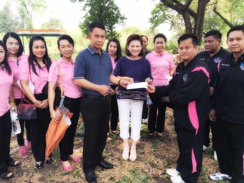 098 ปลัดกระทรวงกลาโหมและนายกสมาคมภริยาฯ เดินทางไปเยี่ยมโครงการต่างๆของสมาคมภริยฯ