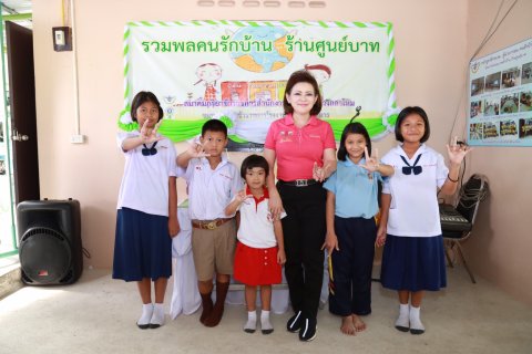 152 นายกสมาคมภริยาฯ นำคณะกรรมการสมาคมภริยาฯ ตรวจเยี่ยมโครงการ"รวมพลคนรักบ้าน ร้านศูนย์บาท" ของ โ...
