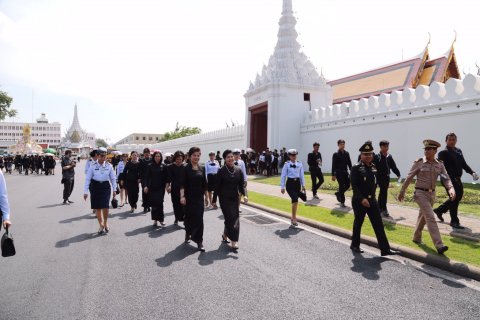 005 เมื่อ 14 ตุลาคม 2559 นายกสมาคมภริยาฯ พร้อมคณะกรรมการสมาคมฯ ได้เข้าถวายน้ำสรงพระบรมศพพระบาทสม...