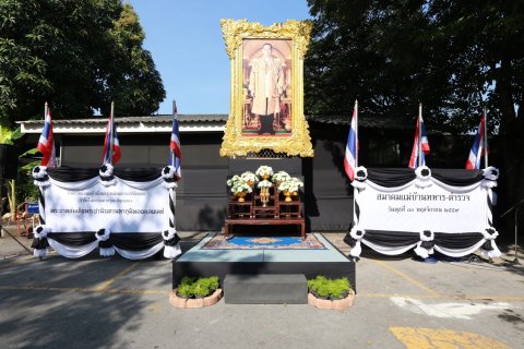 013 เมื่อ 30 พฤศจิกายน 2559 นายกสมาคมภริยาฯ พร้อมด้วยคณะกรรมการฯ ร่วมกิจกรรมน้อมเกล้าน้อมกระหม่อ...