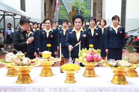 ๐๐๒ เมื่อวันที่ ๓ ตุลาคม ๒๕๖๐ นายกสมาคมภริยาฯ นำอุปนายกสมาคมภริยาฯและคณะกรรมการฯ บวงสรวงสักก...
