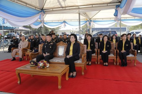 ๐๒๓ เมื่อวันที่ ๑๔ ธันวาคม ๒๕๖๐ นายกสมาคมภริยาฯ พร้อมด้วยคณะกรรมการสมาคมฯ ร่วมคณะ พล.อ.เทพพ...