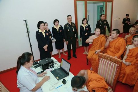 ๐๖๒ เมื่อวันที่ ๒๖ เมษายน ๒๕๖๑ นายกสมาคมภริยาฯ เป็นประธานในพิธีสงฆ์​ โครงการบริบาลพระภิกษุสงฆ์