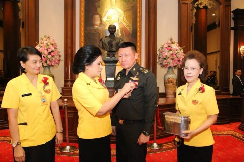 ๐๔๕ เมื่อวันที่ ๓๑ มกราคม ๒๕๖๑ นายกสมาคมภริยาฯ พร้อมด้วยอุปนายกสมาคมฯ และประธานที่ปรึกษาฯ นำค...