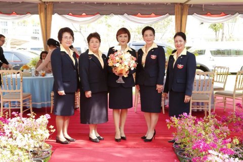 ๐๓๗ เมื่อวันที่ ๘ มกราคม ๒๕๖๐ คุณสุปราณี กสิวุฒิ เป็นผู้แทนนายกสมาคมภริยาข้าราชการสำนักงานปลัดกร...