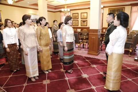 ๐๓๓ เมื่อวันที่ ๔ มกราคม ๒๕๖๑ คุณวิไลวรรณ นาเงิน อุปนายกสมาคมภริยาฯ นำคณะกรรมการสมาคมฯ เข้าอ...