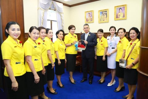 069 เมื่อวันที่ ๓๑ มกราคม ๒๕๖๓ นายกสมาคมภริยาฯ นำคณะกรรมการฯ จำหน่ายดอกป๊อบปี้ ภายในศาลาว่าการกล...