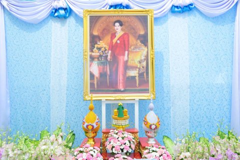 ๐๙๗ เมื่อวันที่ ๒๖ กรกฎาคม ๒๕๖๒ นายกสมาคมภริยาฯ พร้อมด้วยคณะกรรมการฯ ร่วมลงนามถวายพระพรชัยมงคลและ...