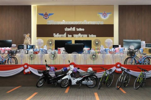 ๐๒๒ เมื่อวันที่ ๒๐ พฤศจิกายน ๒๕๖๑ นายกสมาคมภริยาฯ พร้อมด้วย คณะกรรมการฯ ร่วมพิธีรับมอบเงินและขอ...