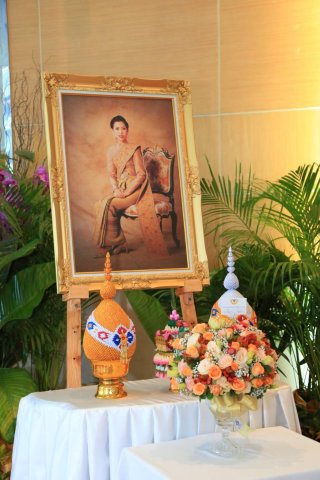 ๐๖๖ เมื่อวันที่ ๑๙ มีนาคม ๒๕๖๒ นายกสมาคมภริยาฯ พร้อมด้วยคณะกรรมการฯ ร่วมลงนามถวายพระพรชัยมงคล...